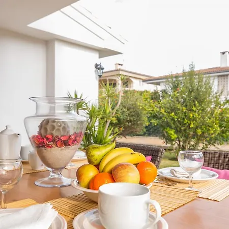 Villa Margarita Pins